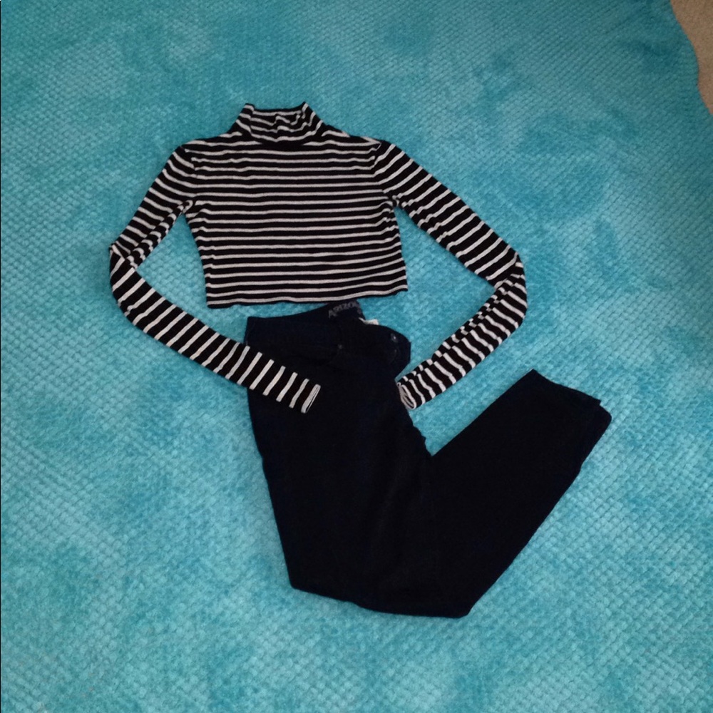 DECREE NWOT: Striped crop top 🖤